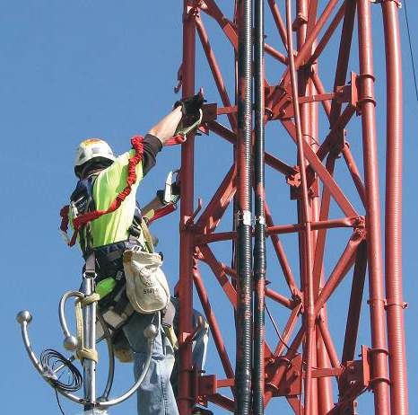 Technicien intervenant sur un pylône télécom